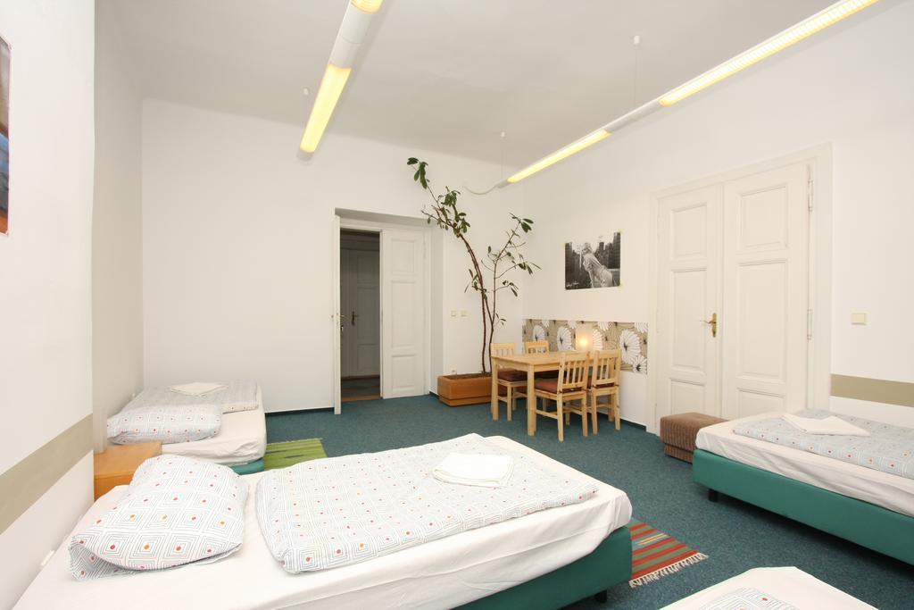 Charles Square Hostel Prague Room photo